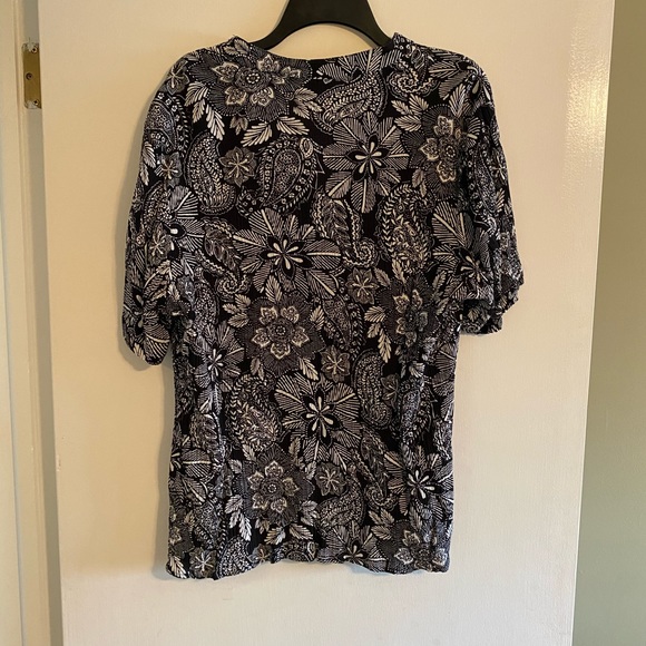 Black and White Bottom Down Blouse - Picture 3 of 3